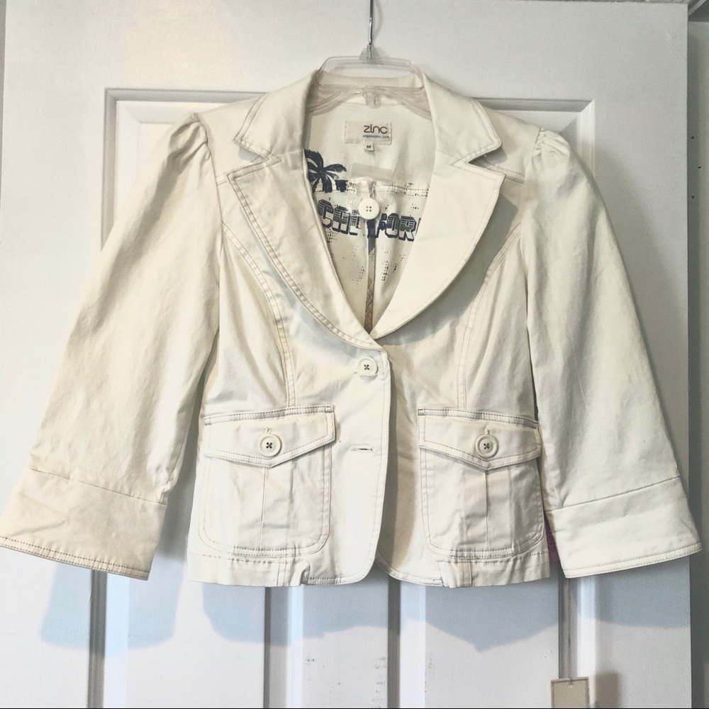 Cropped off-white jacket with 3/4 sleeves